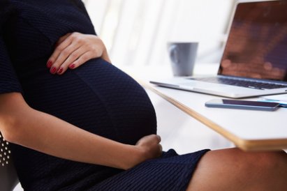 Close_Up_Of_Pregnant_Businesswoman_In_Office_xs.jpg