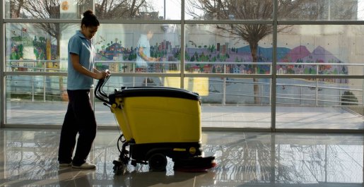 Gebäudereinigung Stuttgart mit Nassschrubbautomat bei Hallenreinigung