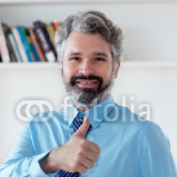 Geschaeftsmann-mit-grauen-Haaren-ist-optimistisch.jpg