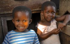 Kinder in Afrika help create smiles