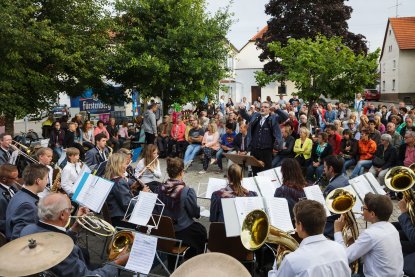 03_Musikkapelle_Benzingen_und_das_Publikum.jpg