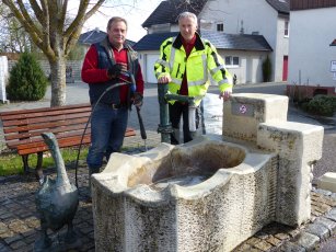 Ewald_Hoffmann_und_Helmit_Jung__am_Gaensebrunnen.jpg