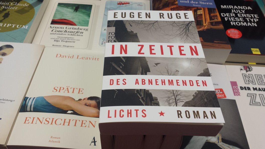 Foto einer Buchauswahl . buch zum film. in zeiten des abnehmenden lichts Eugen Ruge Foto einer Buchauswahl . buch zum film. in zeiten des abnehmenden lichts Eugen Ruge