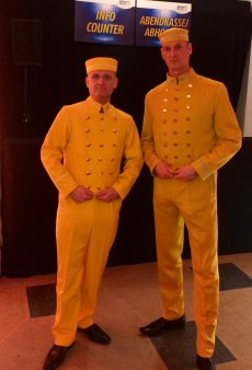 Hotelpagen Walkact beim Ball des Sports Gelbe Hotelpagen-Uniformen für Walking Act