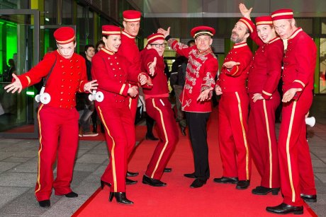 Hotelpagen in Liftboyuniformen