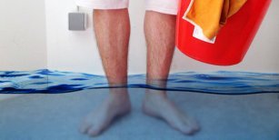 mann_steht_im_wasser_wasserschaden_muenchen.jpg