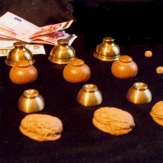 Hütchensammlung vom Hütchenspieler Verschiedene Nussschalen und Hütchen gehören zum Equipment vom GROSSEN BAGATELLO