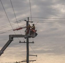 stromnetz_mitarbeiter_hebebuehne_koeln_elektriker.jpg