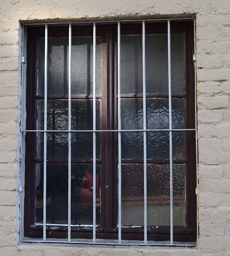 Mit Gittern verriegelte Fenster