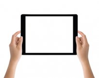 Tablet Querformat gehalten Tablet wird Querformat mit zwei Händen gehalten