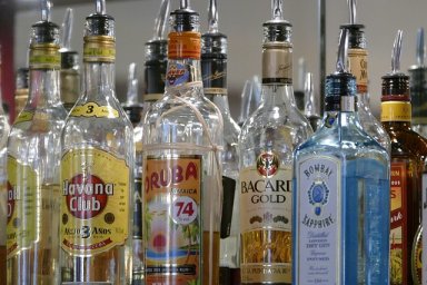 verschiedene spirituosen und gin