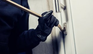 einbrecher öffnet eine wohnungstür