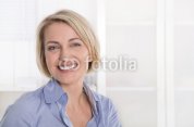 AEltere_schoene_blonde_Frau_-_Portrait_mit_Hintergrund_wei_blau.jpg