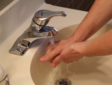 kunde_waschbecken_sanitaerprofis_frankfurt_notdienst.jpg