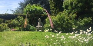 Villa_Sunneschii_Buddha_im_Garten.jpg