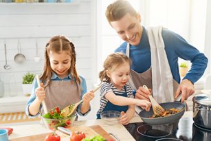 Vater_am_kochen_mit_Kinder_AdobeStock_263474024.jpg