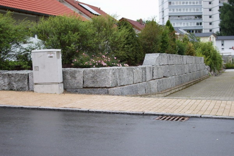 Gartenmauer-aus-Granit-Mauersteinen.jpg