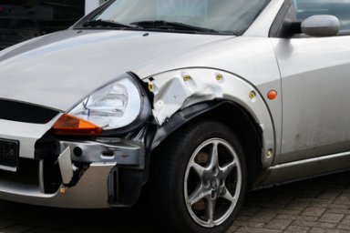 Unfallwagen_mit_Frontschaden_xs.jpg