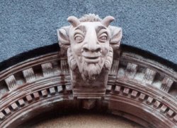 Restaurierung eines Portalbogens Restaurierung eines Portalbogens mit Neugestaltung des Schlußstein, Kunststein
