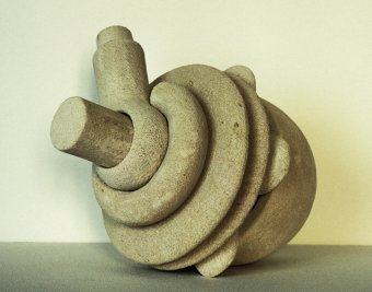 Kalkstein-Skulptur Freie Gestaltung von der Bildhauerin aus Köln mit dem Titel: „ floraler Bausatz“, gefertigt aus Kalkstein.