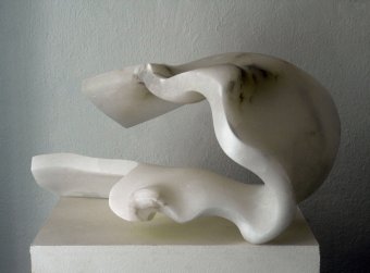 „Losgelöst“ Skulptur Alabaster Katharina Hochhaus mit der Skulptur „losgelöst“, aus Alabaster, 35x50x30cm