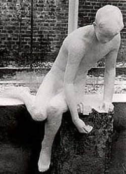 Restaurierung eines Brunnens Restaurierung eines Brunnens, Narziß am Brunnen, Zement, weiß gefasst
