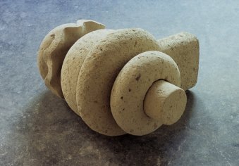 „Verbindung II“, Tuffstein Skulptur mit dem Titel: „Verbindung II“, bestehend aus Tuffstein, 40x50x30cm