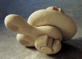 Kalkstein Skulptur Skulptur mit dem Titel: „innige Verbindung“, gefertigt aus Kalkstein von Bildhauerin katharina Hochhaus.