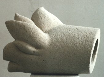 „Luftröhre“ - Tuffstein Diese Skulptur von Katharina Hochhaus trägt den titel: „Luftröhre“ und ist ausTuffstein hergestellt.