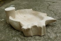 Vogeltränke Kalkstein Vogeltränke für die Gartengestaltung von Bildhauerin Katharina Hochhaus.