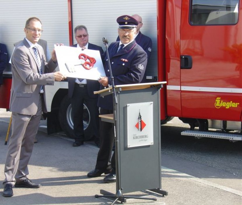 Offizielle Fahrzeugübergabe durch Bürgermeister Stefan Ohr an Kommandant Gerhard Stahl Offizielle Fahrzeugübergabe durch Bürgermeister Stefan Ohr an Kommandant Gerhard Stahl