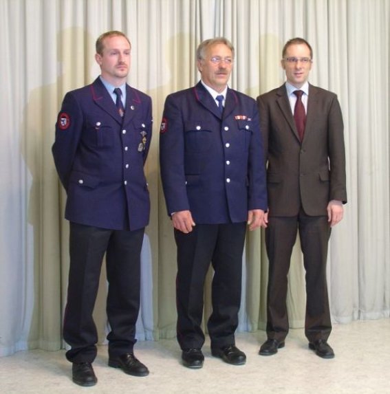 Bürgermeister Ohr mit dem im Amt bestätigten Kommandanten Gerhard Stahl und dessen neuen Stellvertreter Alexander Müller Bürgermeister Ohr mit dem im Amt bestätigten Kommandanten Gerhard Stahl und dessen neuen Stellvertreter Alexander Müller