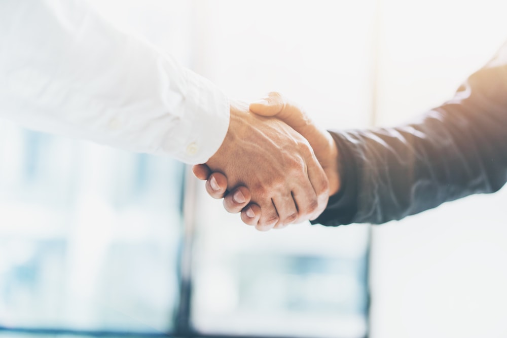 schenk-immobilien-Handshake-min.jpg