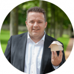 stephan-schenk-portrait-min.png
