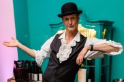 Hütchenspiel im Café Das Hütchenspiel vom GROSSEN BAGATELLO unterhält im Café.