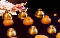 utensilien-huetchenspiel-shellgame.jpg