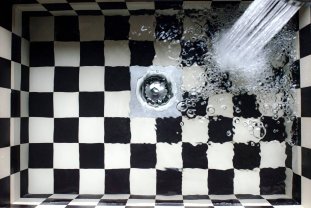 Spulbecken_mit_wasser_schwarzwei_rohrsanierunghamburg.jpg