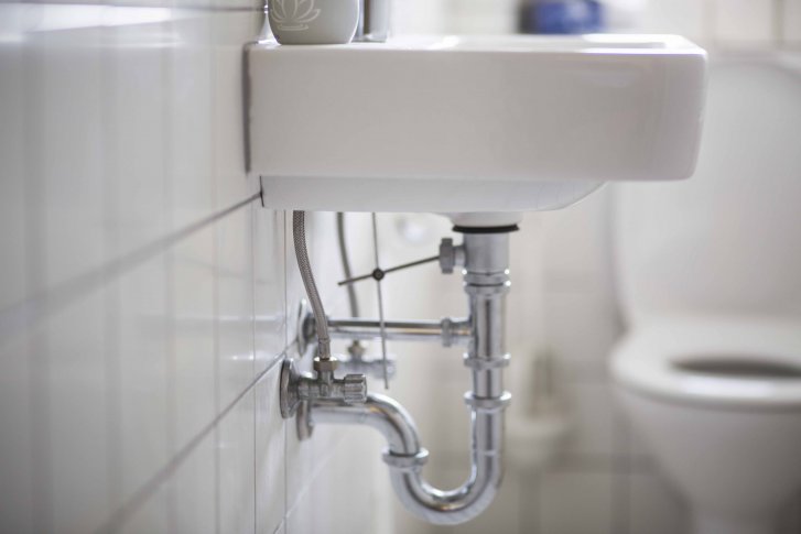 waschbecken_leitung_wasser_rohre-frankfurter_rohrreinigung-abflussreinigung_frankfurt_2.jpg
