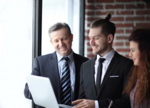 closeup.the-boss-and-employees-look-at-the-laptop-screen_2_04477383ba116ea78eb6cba83fc77abb.jpg