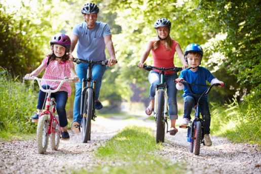 Family_On_Cycle_Ride_In_Countryside_xs.jpg