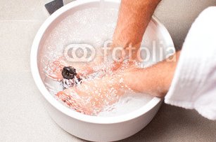 Mann_macht_ein_Kneipp_Fubad.jpg
