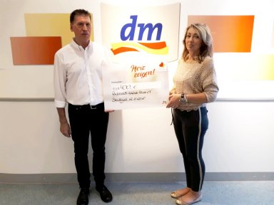 dm_Herz-zeigen_Spendenuebergabe.jpg