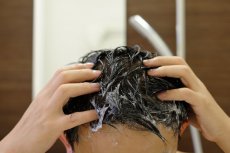 Richtige Haarpflege mit Knoblauch-Shampoo kann bei bestimmten Ursachen die Bekämpfung von Haarausfall unterstützen (© Ryusuke Komori · fotolia.com)
