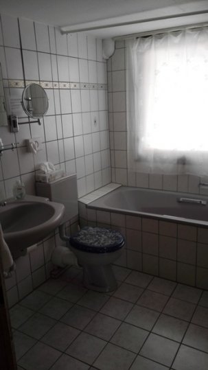 Badezimmer_mit_Badewanne_Apartment.jpg