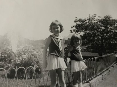 Arlette (links/7jährig) mit ihrer Schwester "Christa". Bis in dieses Alter bekam sie nur Ursa-Milch (angesäuerte Milch) und Bananen zu essen.