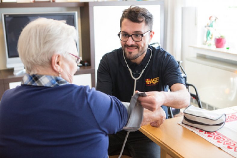 Ausbildung-Altenpflege-2.jpg