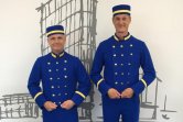 Blaue Hotelpagen Uniform Die berühmten PAGEN in blauen Pagen-Uniformen