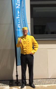 Hotelpage in Gelb Hotelpage in gelber Uniform