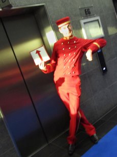 Osman 30 in Köln mit Walkact Liftboy Pagen Walking Act im Osman 30