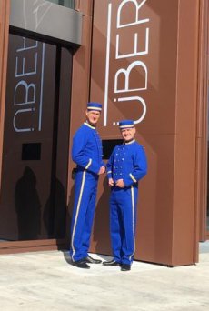 Hotelpagen blaue Liftboy Uniform Große Eröffnungsfeier mit Pagen Walking Act mit blauen Uniformen in Braunschweig